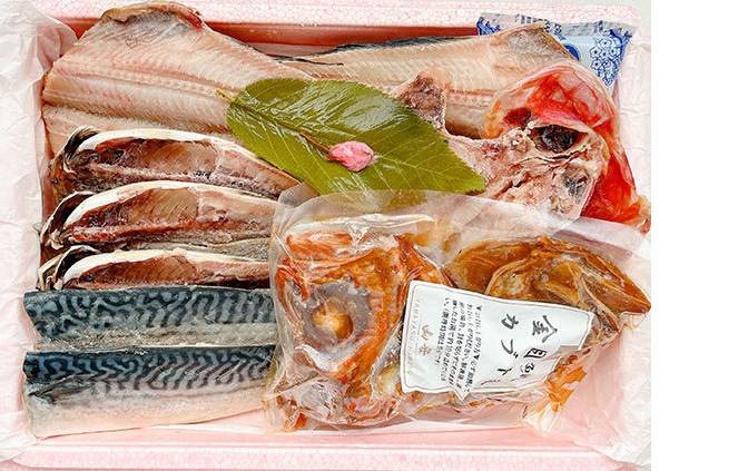 季節限定「桜セット」干物８枚と金目鯛のカブト煮入で税込1,296円で販売中