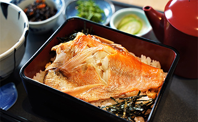炭火で焼いた干物を提供