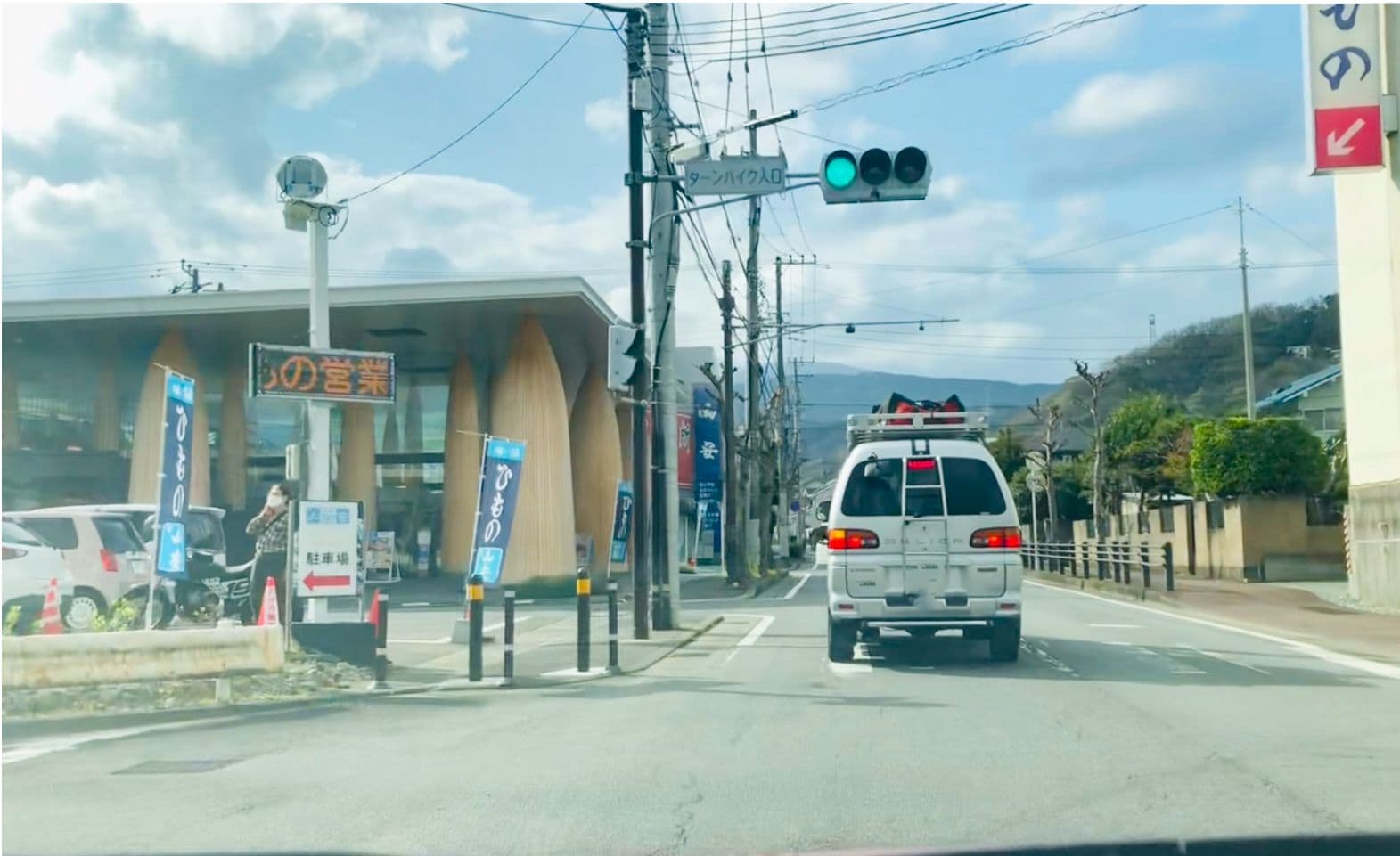 ターンパイク入口交差点の看板が目印