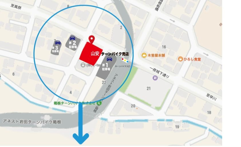 ターンパイク入口交差点の看板が目印